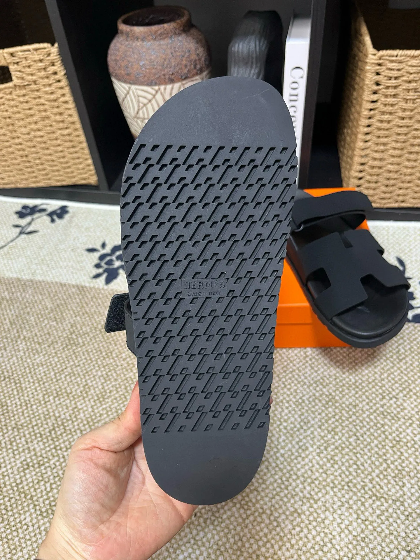 Factory price: 340💰Long-term availability Hermes men's Kazimir slippers for couples - top quality, Hermès woven calfskin functional sandals. The interwoven upper inspired by the "H" iconic pattern creates a casual look, which can be said to be a good companion for summer. Imported cowhide + cowhide lining + TU men's shoes💰Outsole Size: 35-46